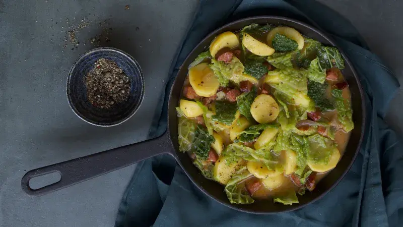 Kapusta s bramborami a klobáskou