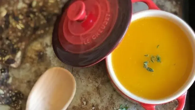 Cuketová polévka s anglickou slaninou a zakysanou smetanou