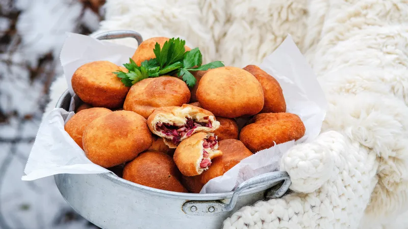 Koblihy s červeným zelím, uzeným a křenem