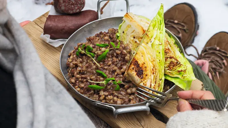 Kroupoto s jelítkem a opékaným špičatým zelím