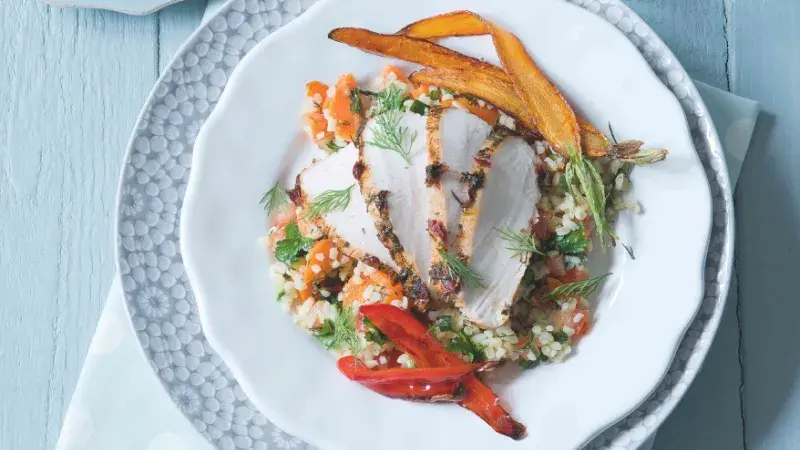 Pečená krůtí prsa s mrkví a bulgurovým salátem
