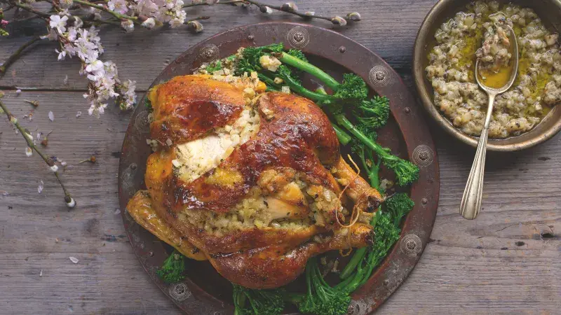 Pečené jarní kuřátko s bramborovou nádivkou
