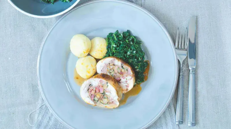Kuřecí roláda se špenátem a bramborovými knedlíky