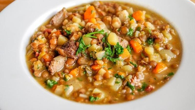 Čočka na kyselo s anglickou slaninou 