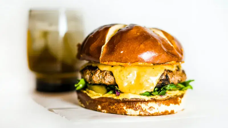 Burger v housce se sýrem