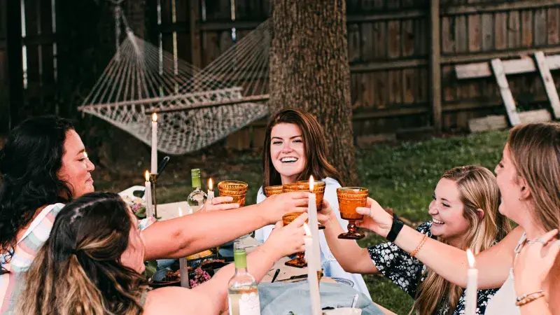 Letní večeře pod širým nebem