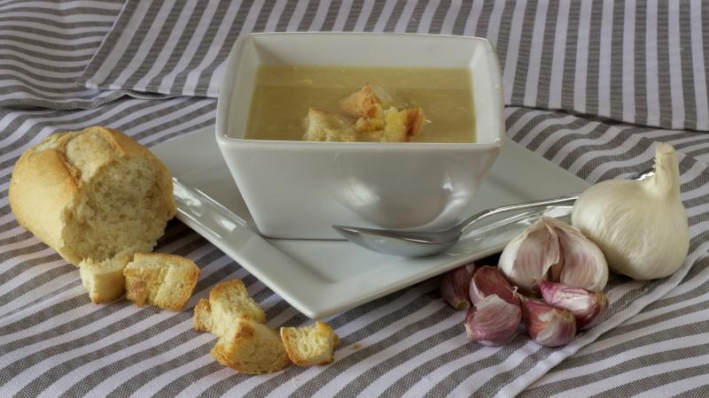 Francouzská krémová česneková polévka