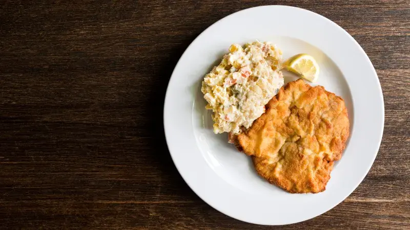 Řízek s bramborovým salátem z Ambiente