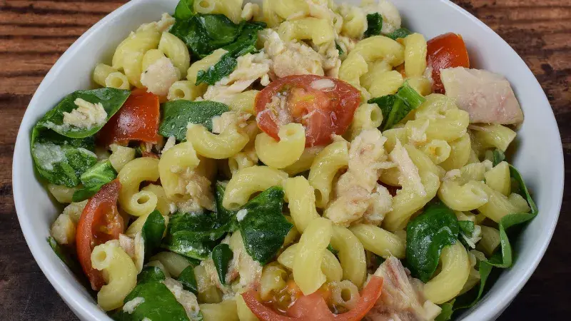 Těstovinový salát s tuňákem a kukuřicí