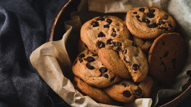 Cookies s třtinovým cukrem, rozinkami a ořechy