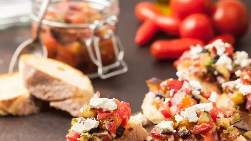 tousty se salsou ze sušených rajčat