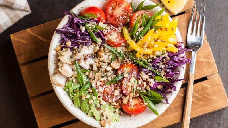 Salát z bílého chřestu s pažitkovou zálivkou a vařeným vejcem