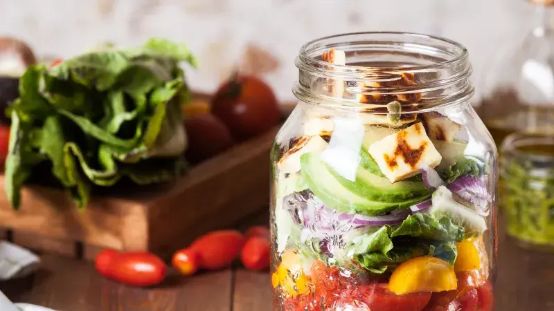 Čočkový salát se zeleninou ve sklenici