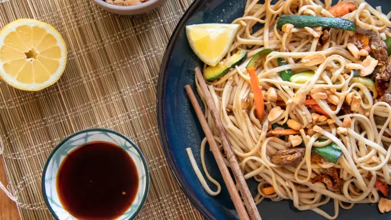 nudle se sojovou omáčkou