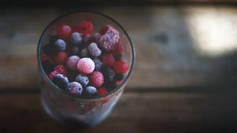 Letní bobule ve sklenici z mrazáku