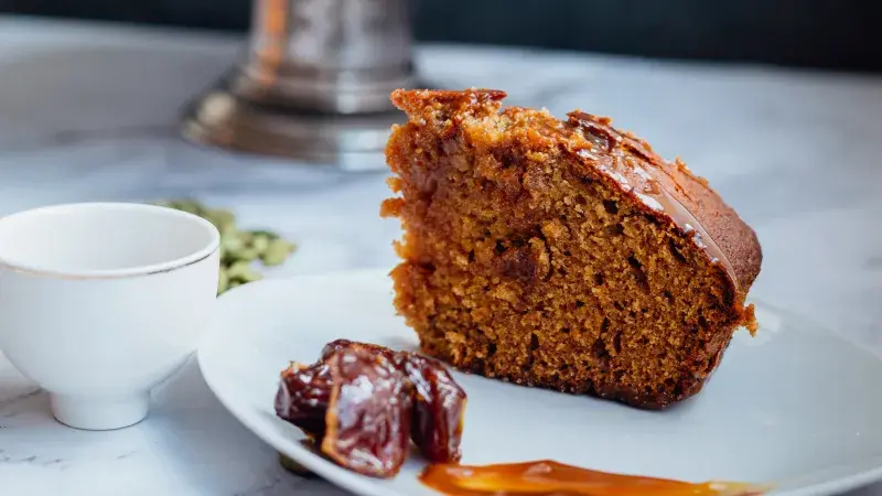 Medový chlebíček s datlemi a vlašskými ořechy