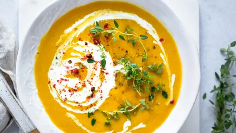 Dýňová polévka s kuřecím vývarem a čerstvou majoránkou