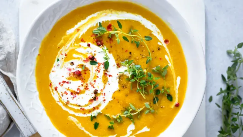 dýňová polévka se smetanou a bylinkami