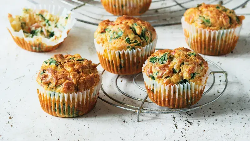 Svačinové muffiny se šunkou a sýrem