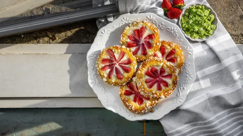 Bazalkové koláče s tvarohem a jahodami podle Jany Pokorné