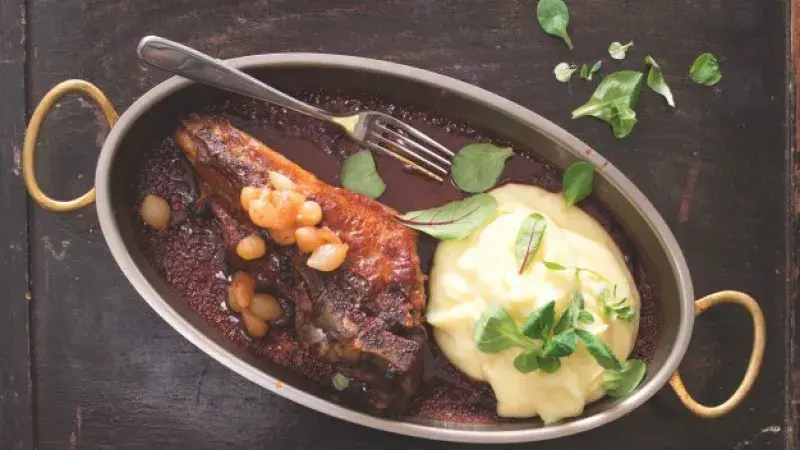 Ocásky na pivu s bramborovo-křenovým pyré a cibulkami