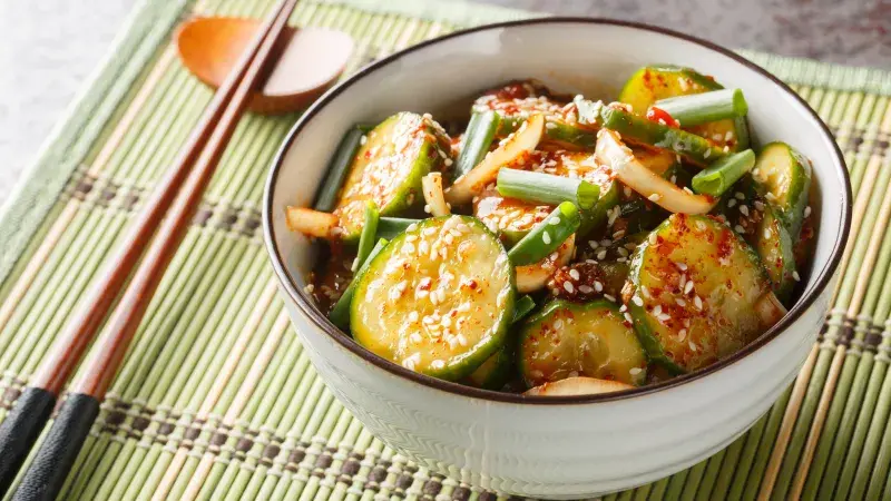 Asijský okurkový salát se sezamem