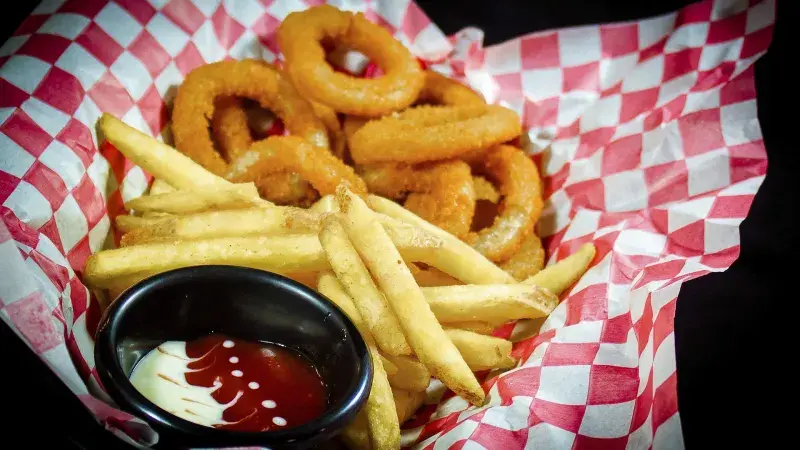 cibulové kroužky s hranolky