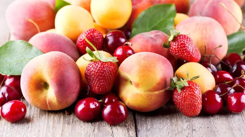 Letní ovoce jahody třešně meruňky broskve