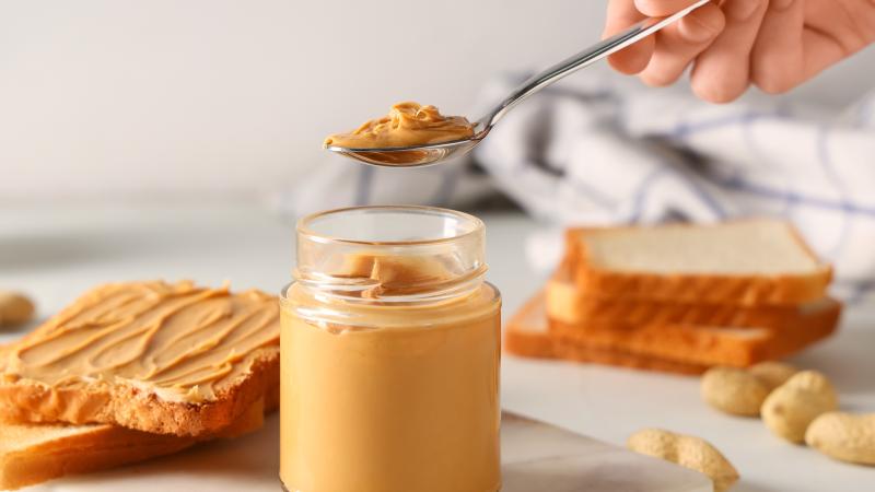 Arašídové máslo chutná na toastu i jen tak na lžičku