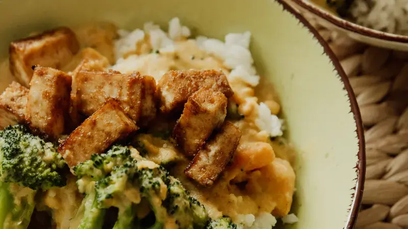 Kuře s brokolicí, citronem a kešu