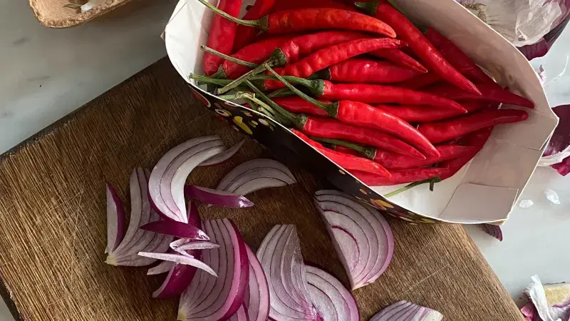 chilli papričky, cibule a česnek
