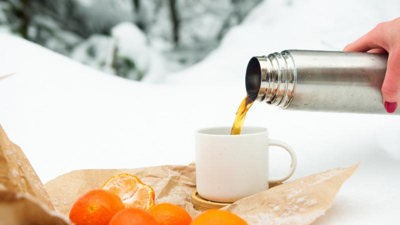 nalévání čaje z termosky nalévání čaje z termosky