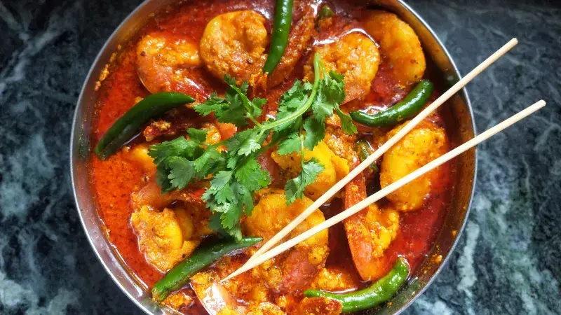 červené kari s krevetami