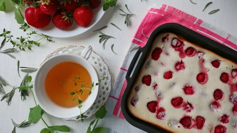 jahodový koláč na plech s čajem a čerstvými jahodami