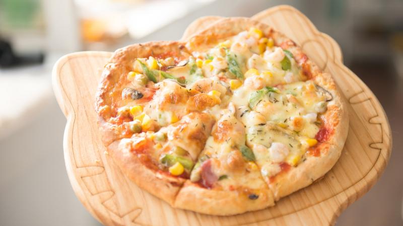 pizza se zeleninou a sýrem na prkénku pizza se zeleninou a sýrem na prkénku