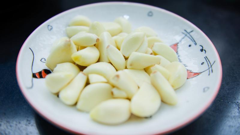 oloupané stroužky česneku