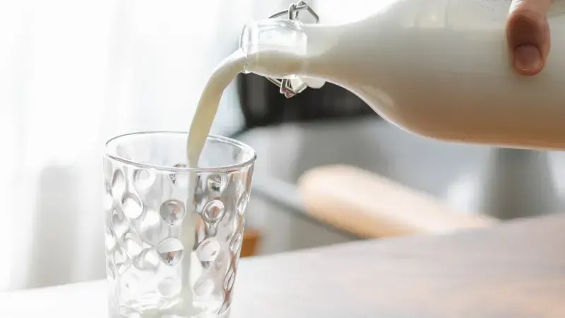 nalévání mléka do sklenice