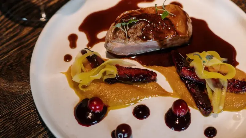 Kančí steaky na brusinkách se šťouchanmými brambory