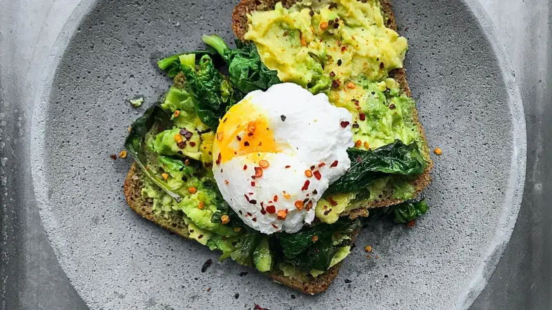 toust s avokádem a pošírovaným vejcem