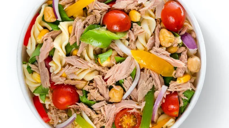 Těstovinový salát s tuňákem