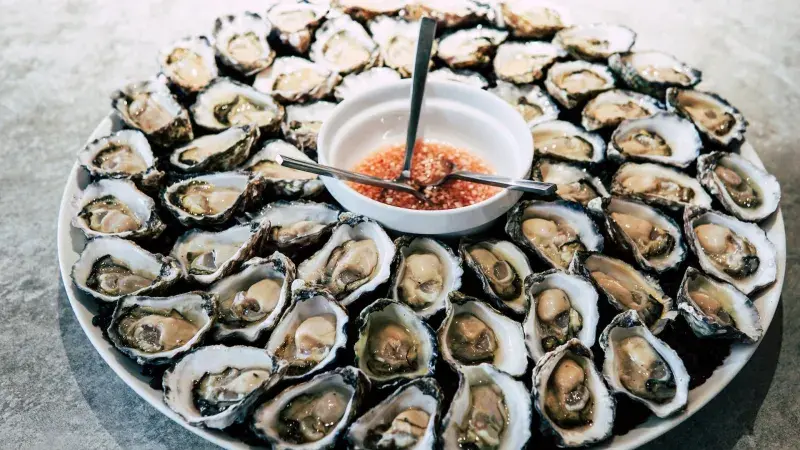 ústřice na talíři