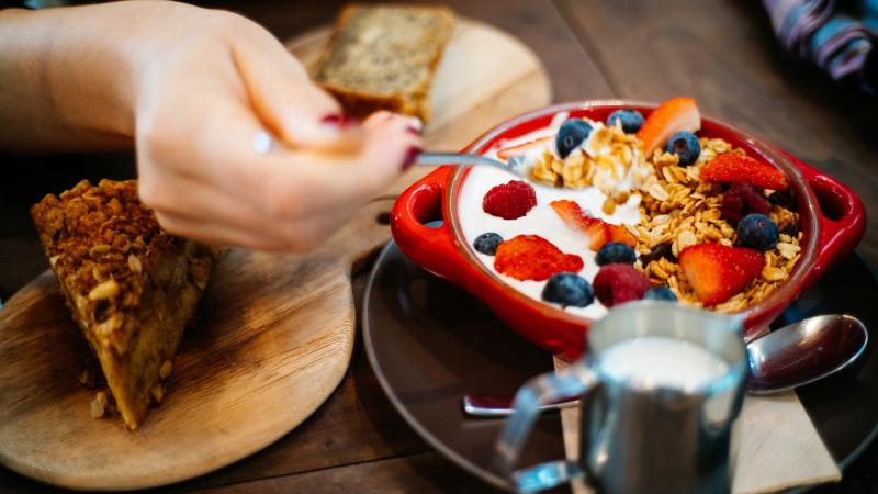 snídaně jogurt s ovocem a cereáliemi snídaně jogurt s ovocem a cereáliemi