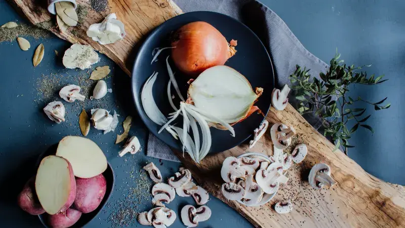 cibule, žampiony, brambory