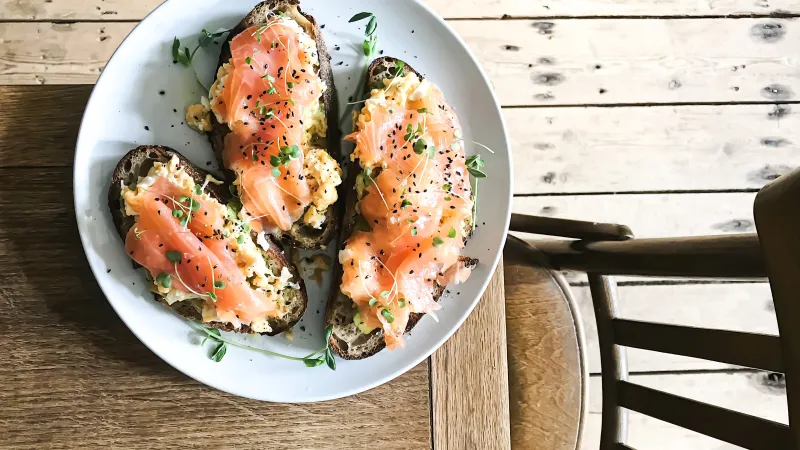 chléb s uzeným lososem