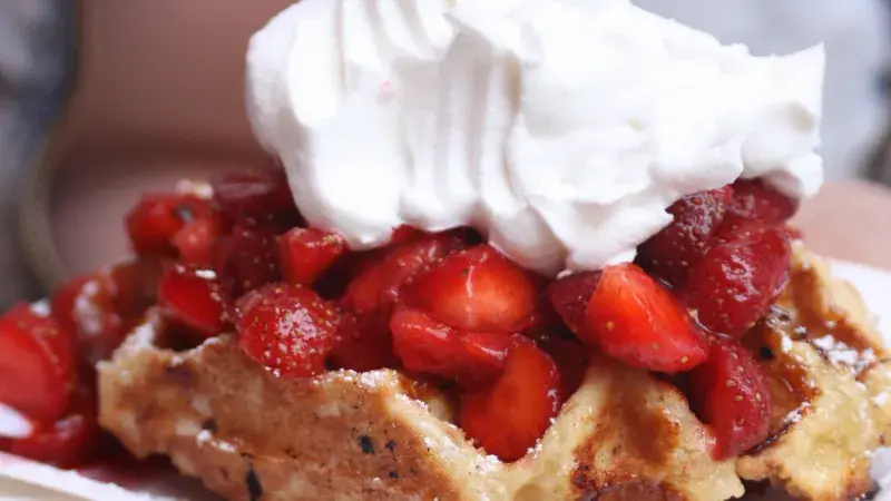 Vafle s jahodami a šlehačkou