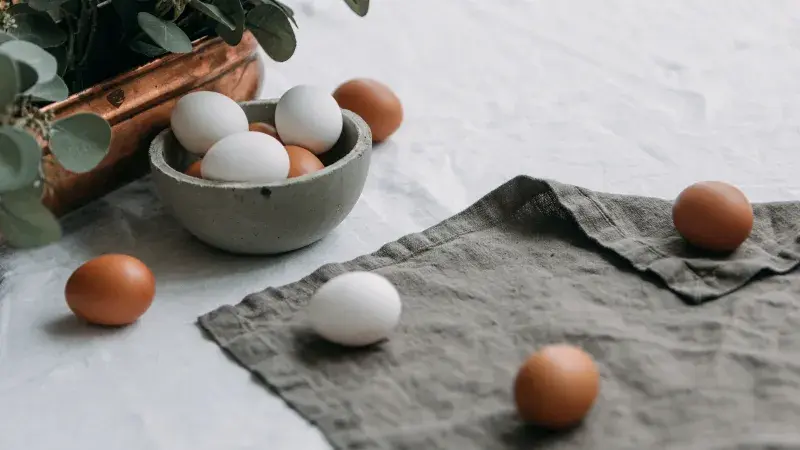 Bílá a hnědá vejce