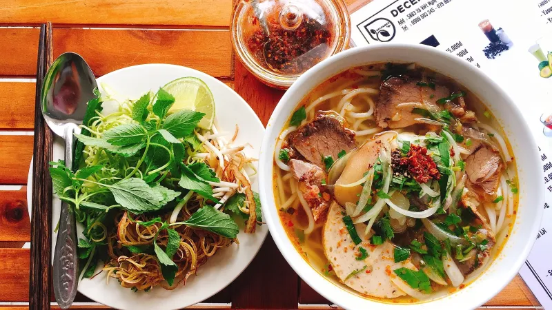 polévka s masem a nudlemi