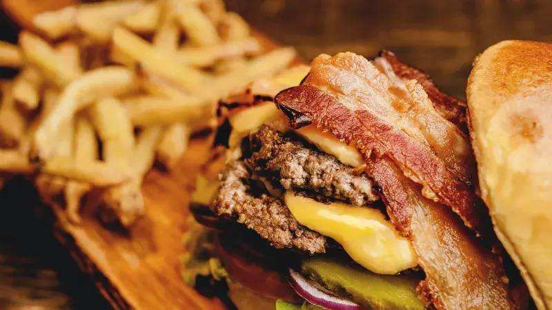 burger se slaninou a hranolkami