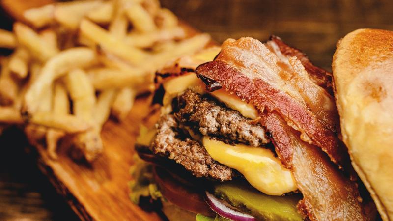 burger se slaninou a hranolkami burger se slaninou a hranolkami