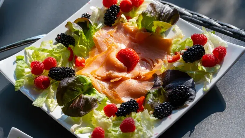 salát s lososem a jahodami